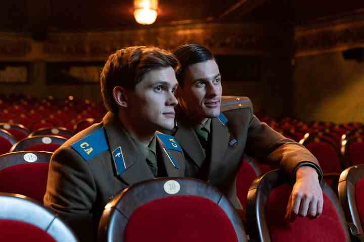 Roman und Serget sitzen in einem Theater in Firebird.