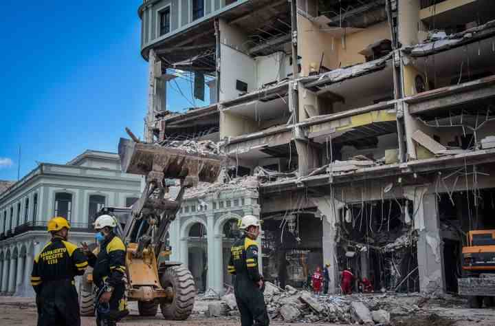 Rettungskräfte entfernen am 8. Mai 2022 Trümmer aus den Ruinen des Saratoga Hotels in Havanna.