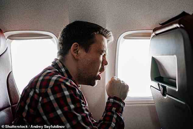 Wenn Sie in einem Flugzeug direkt vor jemandem sitzen, der hustet, ist es wahrscheinlicher, dass jemand anderes an Bord seine Krankheit aufnimmt