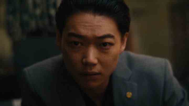 Shô Kasamatsu als Sato in seiner Yakuza-Kleidung in Tokyo Vice.