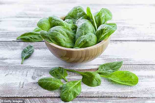 Laut neuen Forschungsergebnissen kann Spinat dank seines besonders hohen Gehalts an zwei wichtigen Antioxidantien, Lutein und Zeaxanthin, helfen, Demenz vorzubeugen