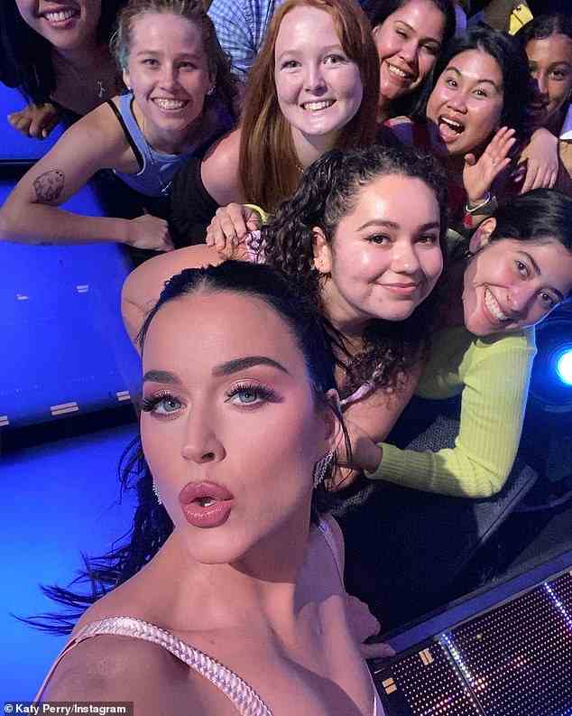 Fanfreundlich: Der Teenage Dream-Star kuschelte sich auch neben einige junge Idol-Fans