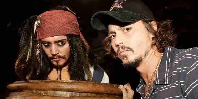 Johnny Depp steht Captain Jack Sparrow gegenüber "Piraten der Karibik" Fahrt im Disneyland in Anaheim, Kalifornien.