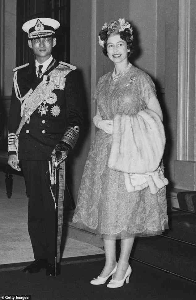 König Bhumibol Adulyadej von Thaliand mit der Königin während eines Staatsbesuchs in Großbritannien im Juli 1960