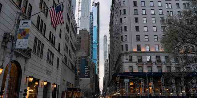 Das Gebiet um die 5th Avenue ist am Freitag, März 2020 in New York, NY, völlig leer.  Die Stadt kündigte offiziell die Schließung aller nicht wesentlichen Unternehmen an und führte Anfang der Woche eine Sperranordnung durch. 