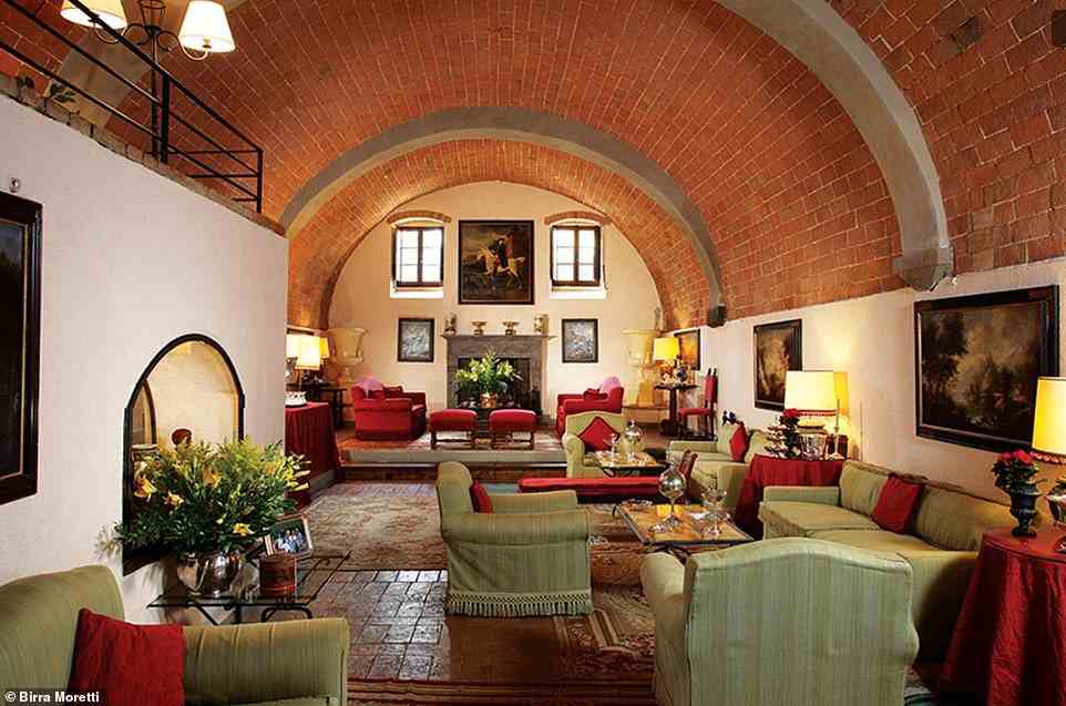 Geschichte: Die klassische italienische Villa hat Halbmonddecken und bewahrt ihre historischen Wurzeln, einschließlich Kunstwerken im ganzen Haus