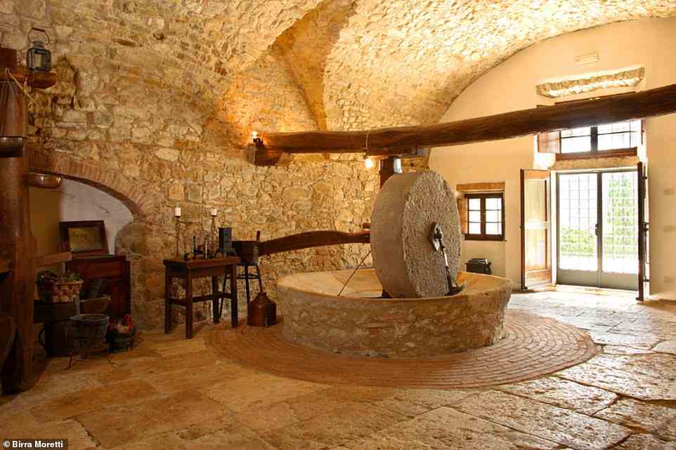 Es gibt sogar eine jahrhundertealte Olivenmühle, die nach Einbruch der Dunkelheit als Tanzfläche für Gäste genutzt werden kann