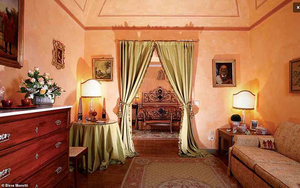 Im Inneren ist jedes Zimmer anders dekoriert, mit vielen Verweisen auf die Geschichte des Hauses, einschließlich Kunstwerken und Skulpturen
