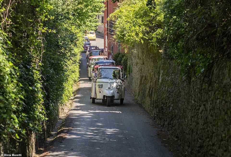 Hinter den Rädern: Zu den Erlebnissen gehört eine Fahrt durch die Landschaften der Toskana in einem historischen Piaggo Ape-Fahrzeug