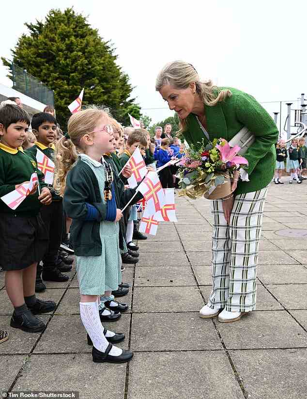 Sophie nahm sich die Zeit, mit den Schülern zu sprechen, die sie mit Blumen und der Flagge der Insel Guernsey begrüßten
