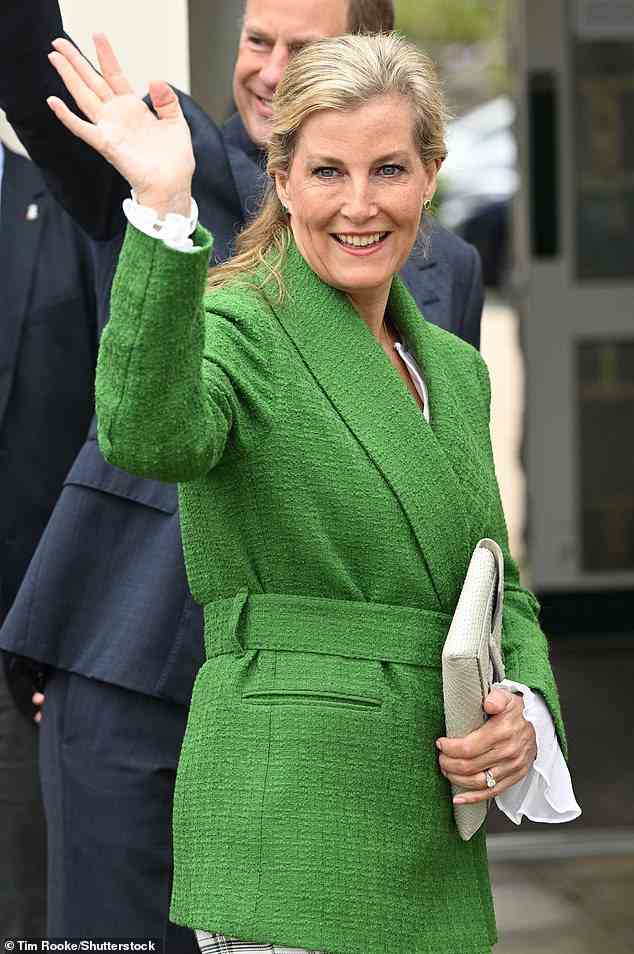 Eine königliche Welle!  Sophie kombinierte ihr Outfit mit dezenten Smaragd-Ohrsteckern und einer cremefarbenen Leder-Clutch