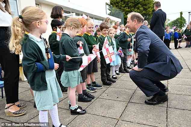Prinz Edward nahm sich die Zeit, mit einigen der jungen Schüler der Schule zu plaudern und nach ihrem Tag zu fragen