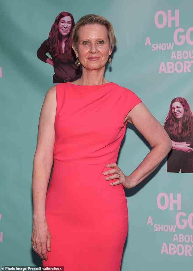 Mutig: Die 56-jährige Schauspielerin sah in einem rosa Kleid sensationell aus