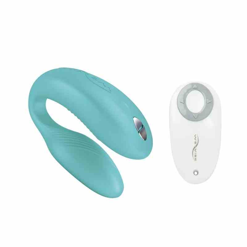 Ein hellblaues We-Vibe Sync koppelt Sexspielzeug mit einer weißen kleinen Fernbedienung auf einem weißen Hintergrund