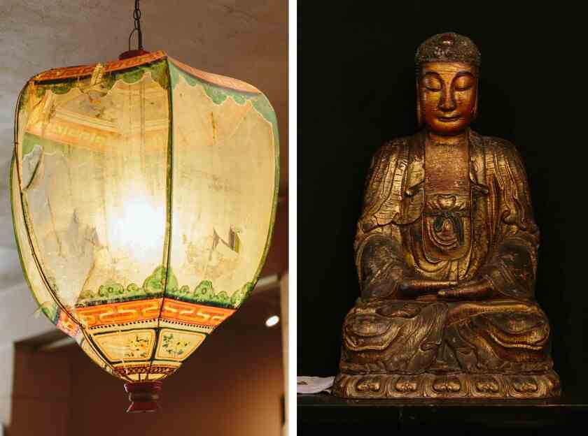 Ein Diptychon mit einer alten Leuchte links und einer bronzenen Buddha-Statue rechts 