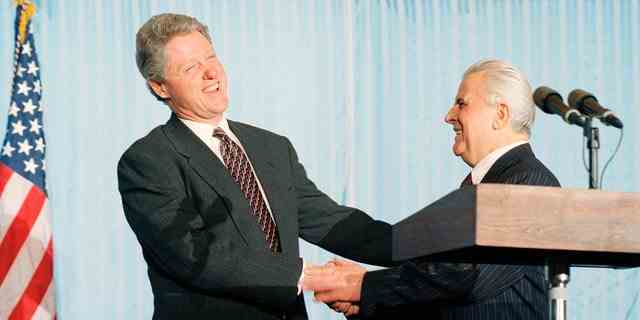 FU.S.  Präsident Bill Clinton und der ukrainische Präsident Leonid Kravchuk geben sich nach ihrer Pressekonferenz auf dem Flughafen von Kiew am 12. Januar 1994 die Hand.