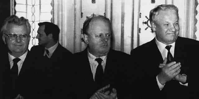 Der russische Präsident Boris Jelzin (rechts) mit dem ukrainischen Präsidenten Leonid Kravchuk (links) und dem belarussischen Führer Stanislav Shushkevich (Mitte) applaudiert nach der Unterzeichnung eines Kommuniqués zur Gründung einer neuen Gemeinschaft Unabhängiger Staaten in Raouchani, Weißrussische Sozialistische Sowjetrepublik, UdSSR, Sonntag , 8. Dezember 1991. (AP-Foto, Akte)