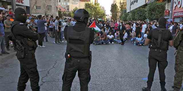 Palästinensische Sicherheitskräfte werden am 3. Juli 2021 als Demonstranten in der Stadt Ramallah im besetzten Westjordanland stationiert. 
