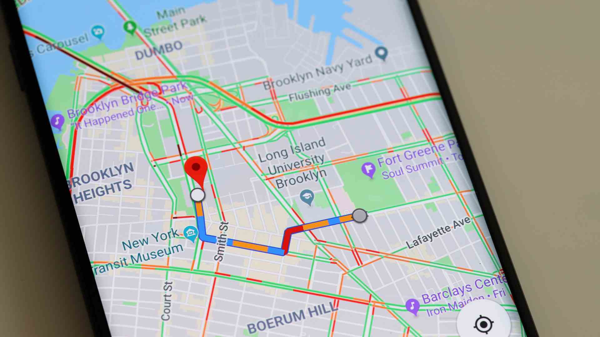 Ein Android-Telefon, auf dem Google Maps ausgeführt wird - zeigt, wie die Standortverfolgung auf Android deaktiviert wird