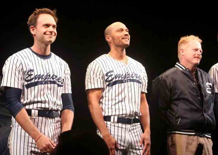 Patrick J. Adams, Jesse Williams und Jesse Tyler Ferguson während des Eröffnungsabends des Vorhangs "Führ mich aus" am 4. April 2022 in New York City.