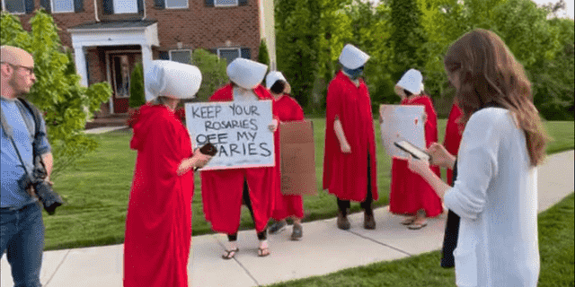 Pro-Abtreibungs-Demonstranten vor dem Haus von Richterin Amy Coney Barrett