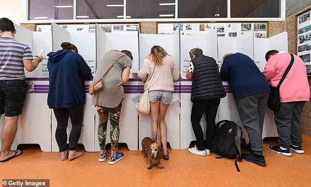 Mehr als 17,2 Millionen Aussies sind für die Wahl am Samstag, den 21. Mai, eingeschrieben, wobei Tausende bereits in den Vorwahlzentren zu Wort kommen (Bild, Wähler in Sydney im Jahr 2019).