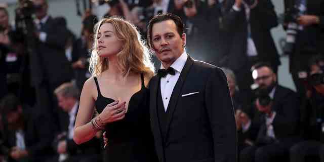 Der Schauspieler Johnny Depp und seine Frau Amber Heard besuchen den roten Teppich für den Film "Schwarze Messe" beim 72. Filmfestival von Venedig in Norditalien am 4. September 2015.