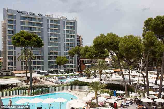 Malia South Beach ist ein Vier-Sterne-Hotel in Magaluf, das über mehrere Pools und ein türkisches Bad verfügt und online als „idealer Ort für stilvolle Ferien“ beschrieben wird.