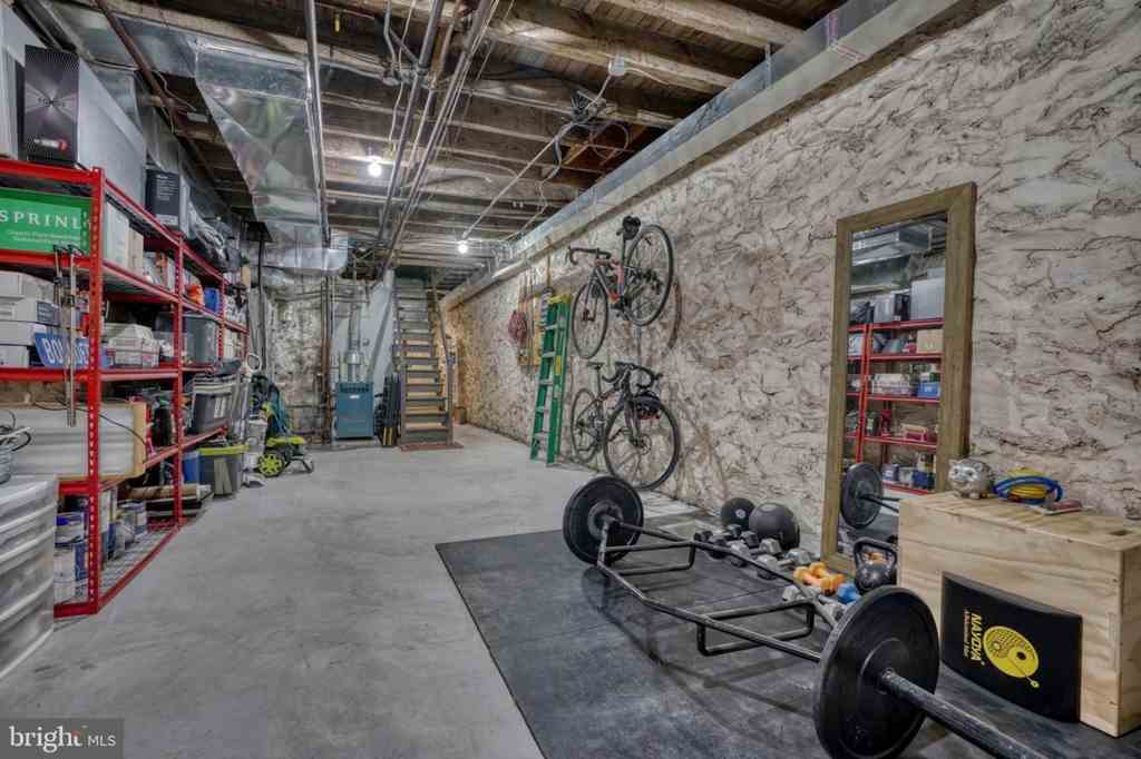 Die weitläufige Garage. 