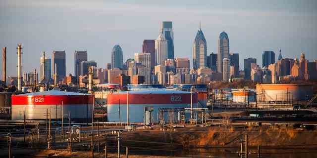 Die Ölraffinerie Philadelphia Energy Solutions im Besitz der Carlyle Group ist am 24. März 2014 vor der Skyline von Philadelphia zu sehen. Bild aufgenommen am 24. März 2014. Passend zu OIL-ETHANOL/LOBBY REUTERS/David M. Parrott  