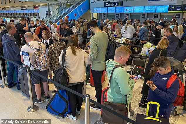 Reisende am Flughafen Manchester Schlange für Check-in-Schalter für Tui-Flüge am Terminal 2 heute früher