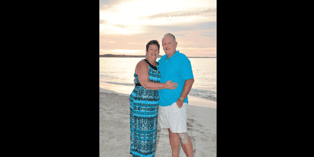 Robbie und Michael Phillips, zwei der Opfer, die am 6. Mai in Sandals Emerald Bay in Great Exuma, Bahamas, tot aufgefunden wurden.  Proben, die dem Ehepaar und einem ebenfalls verstorbenen Einwohner Floridas entnommen wurden, wurden zum Testen an ein US-Labor geschickt. 