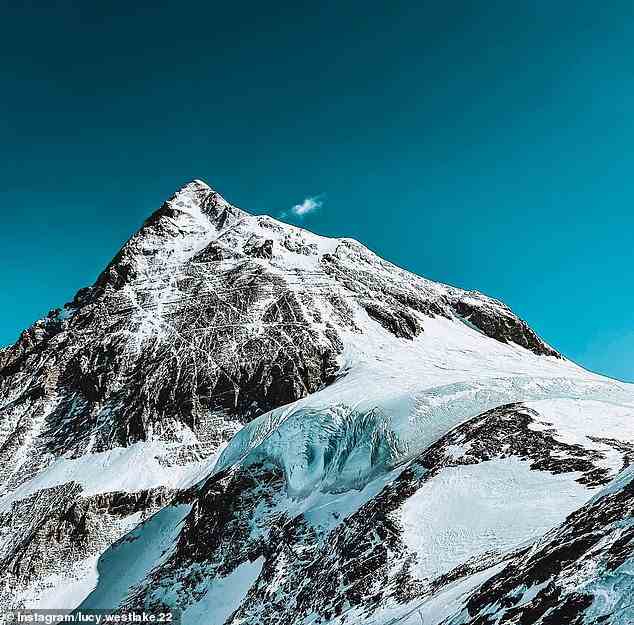 Sie erreichte den Gipfel des 29.032 Fuß hohen Berges in Nepal am 12. Mai um 5:40 Uhr Ortszeit