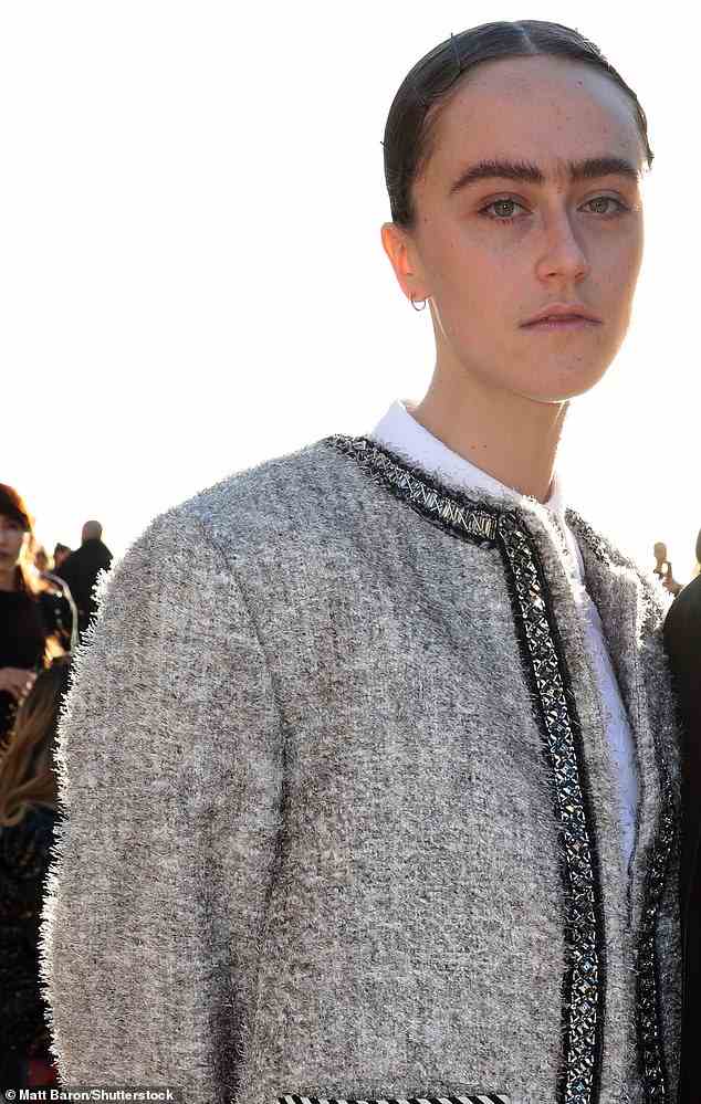 Ella wählte eine graue Tweedjacke aus der Prêt-à-porter-Kollektion Frühjahr 2022 des Designers, die mit Strasssteinen verziert war