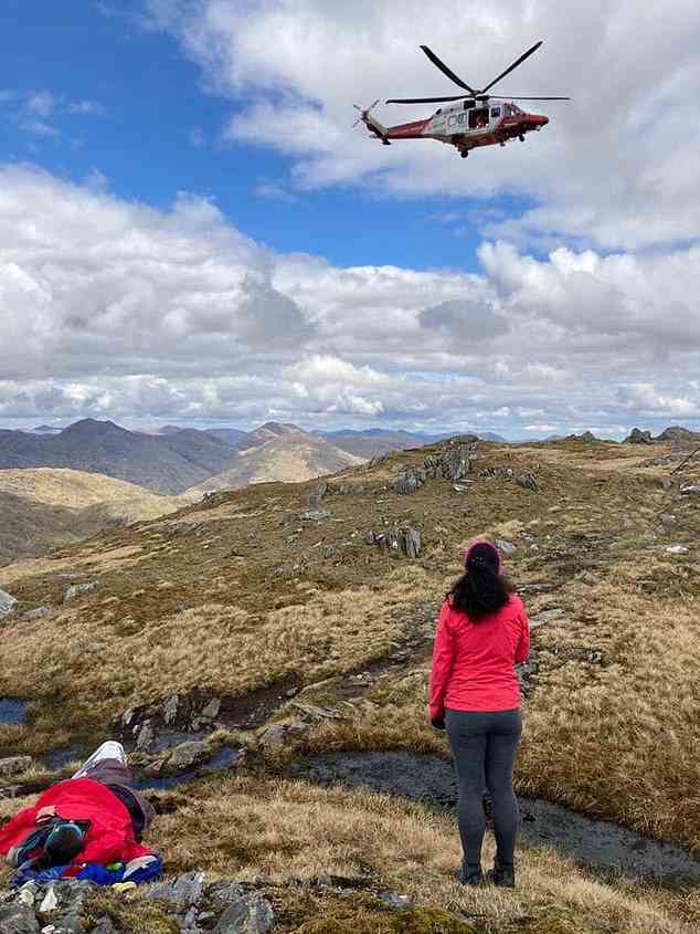 Der Vorfall hinterließ ihr einen ausgerenkten und gebrochenen Knöchel und glücklicherweise konnte die Gruppe die Scottish Mountain Rescue kontaktieren, die sie vom Hügel geflogen hat