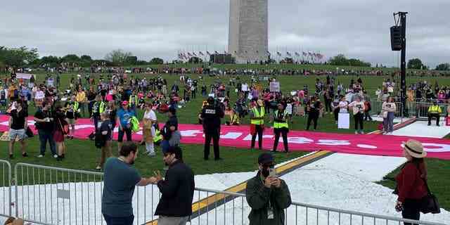 Menschenmassen versammeln sich am Washington Monument in Washington, DC für den Bans Off Our Bodies Pro-Choice-Marsch.
