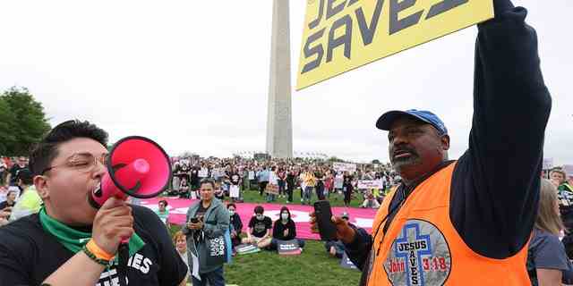 Die Pro-Choice-Aktivistin Cristela Luiz (L) konfrontiert eine Pro-Life-Demonstrantin während einer Kundgebung von Bans Off Our Bodies am Fuße des Washington Monument am 14. Mai 2022 in Washington. 