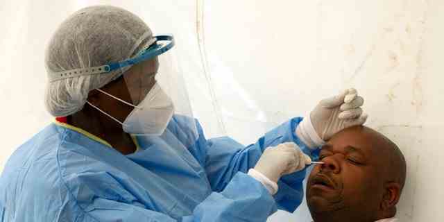 Ein Patient wird am Mittwoch, den 11. Mai 2022, in einem Testzentrum in Soweto, Südafrika, einem Nasenabstrich unterzogen, um auf COVID-19 zu prüfen. 