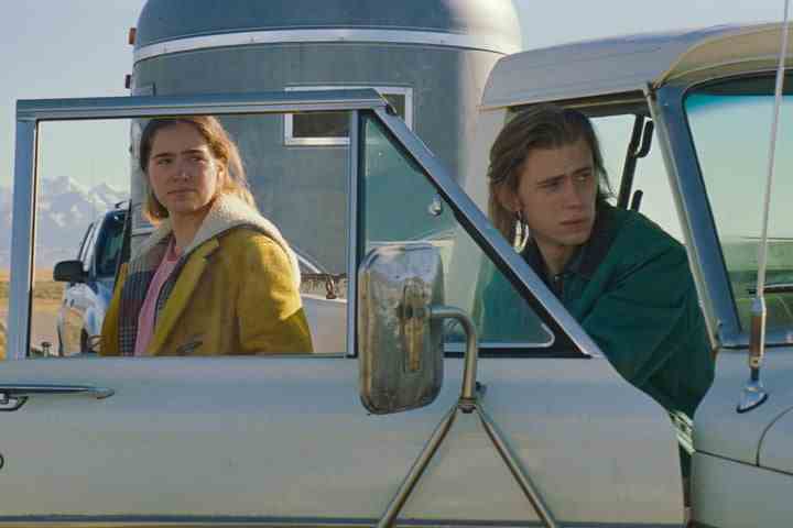 Haley Lu Richardson und Owen Teague stehen in Montana Story neben einem Truck.
