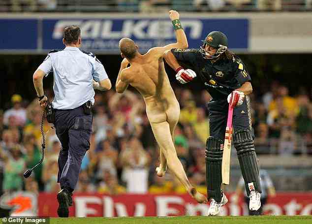 Andrew Symonds (Bild rechts) hat bekanntermaßen einen Flitzer umgestoßen, der während eines Spiels 2008 gegen Indien in Brisbane auf das Feld gerannt war