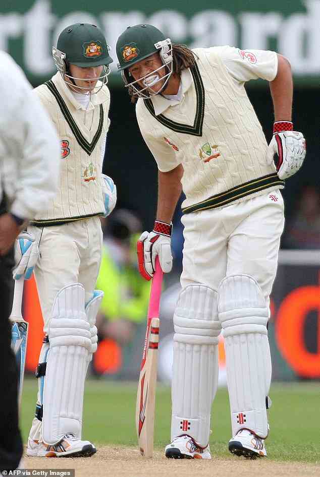 Andrew Symonds (rechts) humpelt vor Schmerzen, während Teamkollege Michael Clarke (links) am zweiten Tag des zweiten Testspiels gegen Sri Lanka am 17. November 2007 in Hobart zusieht. Einst enge Freunde, zerstritten sich die beiden später