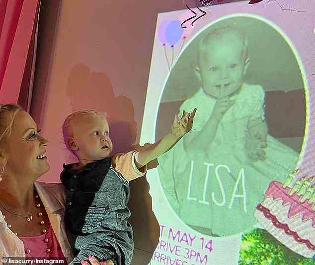 Spaß: Ein Bild zeigte Lisa, die ihren Enkel in ihren Armen trug, als sie sich eine Projektion ihres eigenen Babyfotos ansah