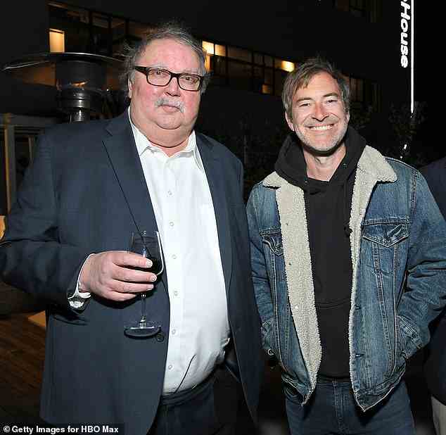 Eines seiner letzten Fotos: Hagerty (L) und Mark Duplass von The Morning Show besuchen das Finale von HBO MAX Somebody Somewhere im Februar 2022 in Hollywood