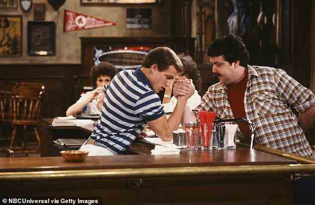 Angefeuert: Mike startete 1973 in Hollywood mit der Show „The Timber Tramps“, die 1986 zu einer Gastrolle in „Cheers“ führte. Von links: Rhea Perlman, Woody Harrelson und Hagerty