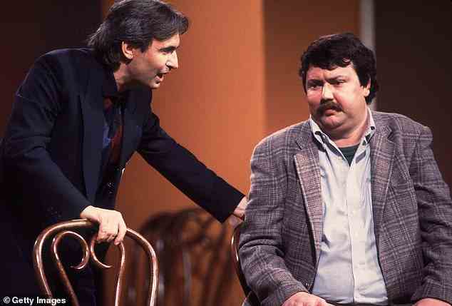 Er arbeitete auch auf der Bühne: Rechts zu sehen mit David Steinberg (links) während der Aufführung zum 25-jährigen Jubiläum der Second City im Vic Theatre, Chicago im Jahr 1984