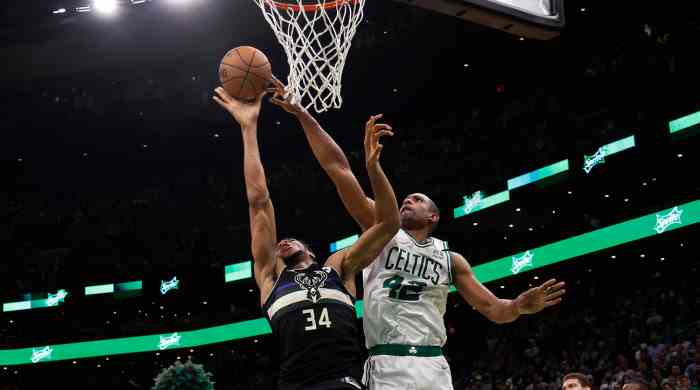 Celtics-Center Al Horford (42) blockt einen Schuss von Bucks-Stürmer Giannis Antetokounmpo (34) in der zweiten Hälfte von Spiel 7 der zweiten Runde der NBA-Playoffs 2022 im TD Garden