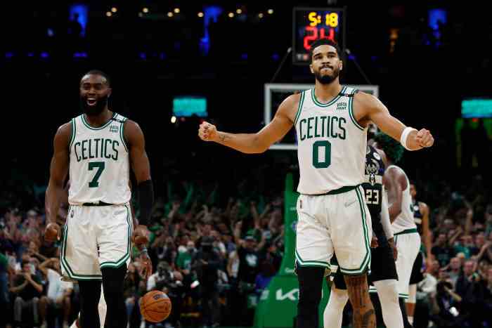 Celtics-Guard Jaylen Brown (7) und Stürmer Jayson Tatum (0) feiern in der zweiten Hälfte ihres Sieges über die Bucks in Spiel 7 der zweiten Runde der NBA-Playoffs 2022 im TD Garden