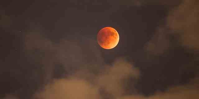 NEW YORK, USA – 15. MAI: Der Mond verfinstert sich am Sonntagabend von New York City, Vereinigte Staaten, am 15. Mai 2022. (Foto von Tayfun Coskun/Anadolu Agency via Getty Images)