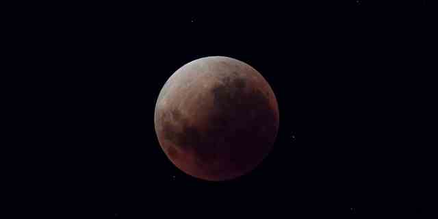 Der Blutmond ist während einer totalen Mondfinsternis in Buenos Aires am 16. Mai 2022 zu sehen. (Foto von Luis ROBAYO / AFP) (Foto von LUIS ROBAYO / AFP über Getty Images)