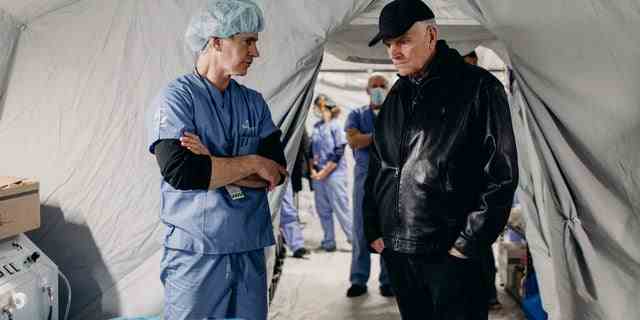 Franklin Graham (rechts) wird im April 2022 in einer der medizinischen Kliniken gezeigt, die seine Organisation inmitten des russisch-ukrainischen Krieges in der Ukraine eingerichtet hat. 